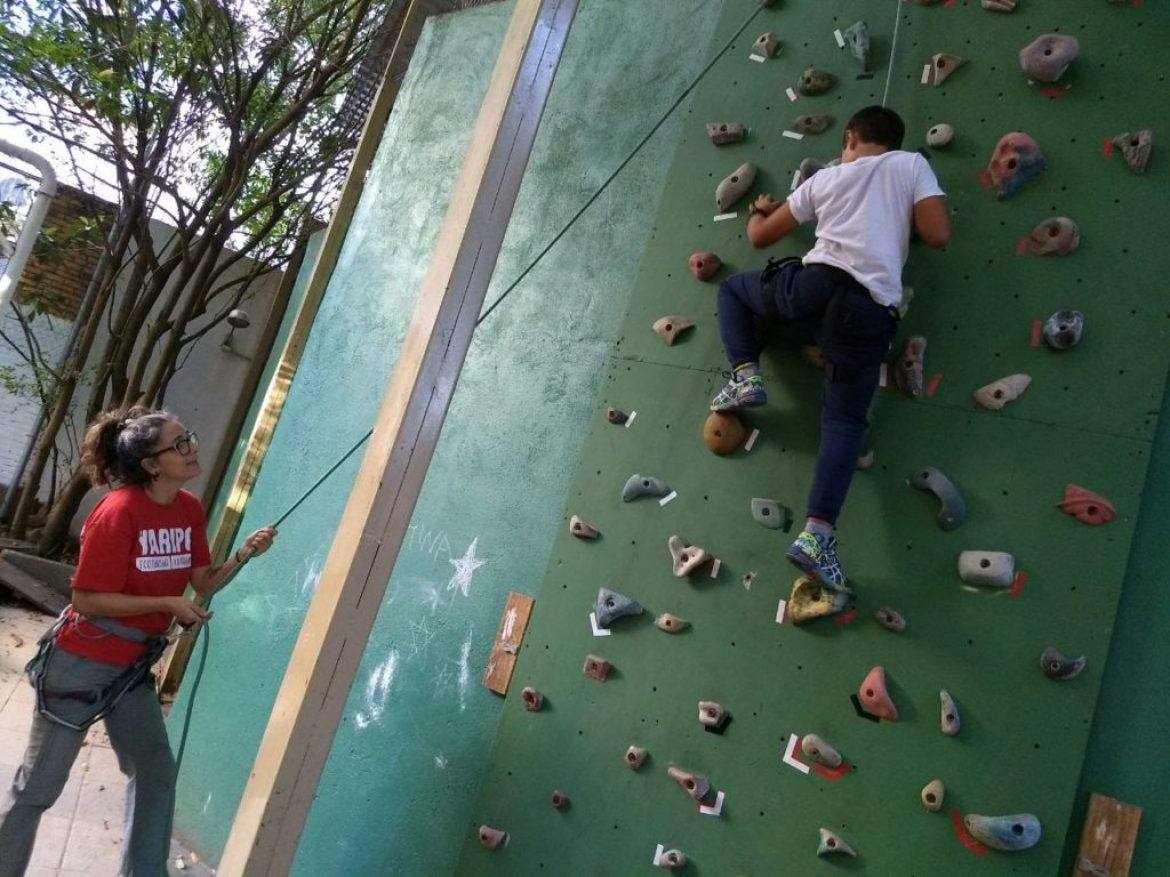 Parceria família e escola: pais de alunos promovem oficina de escalada na Amigos do Verde